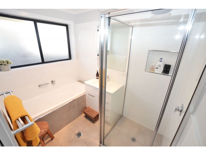 17 Flack Crescent, Boorooma NSW 2650