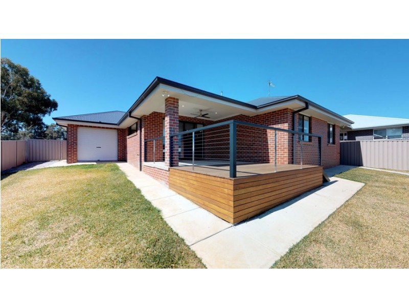 17 Flack Crescent, Boorooma NSW 2650
