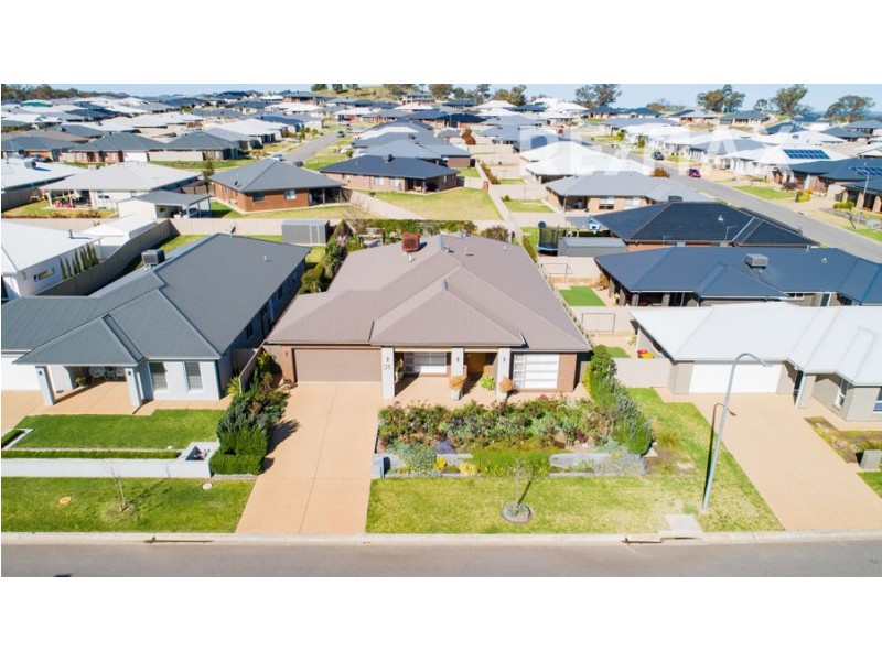 31 Sturrock Drive, Boorooma NSW 2650