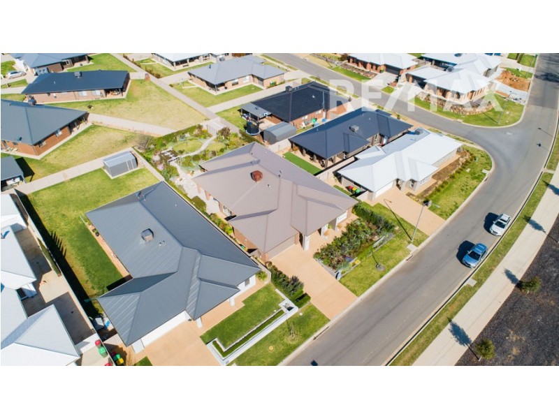 31 Sturrock Drive, Boorooma NSW 2650