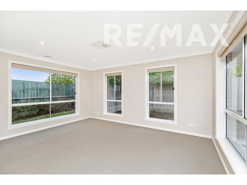 2/8 Osterley Street, Bourkelands NSW 2650
