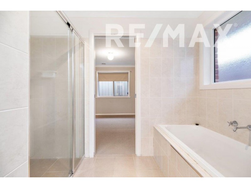 2/8 Osterley Street, Bourkelands NSW 2650