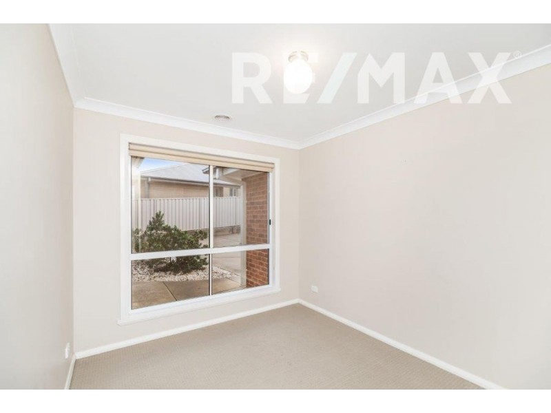 2/8 Osterley Street, Bourkelands NSW 2650