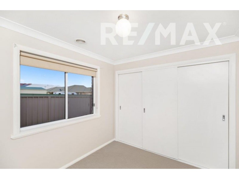 2/8 Osterley Street, Bourkelands NSW 2650