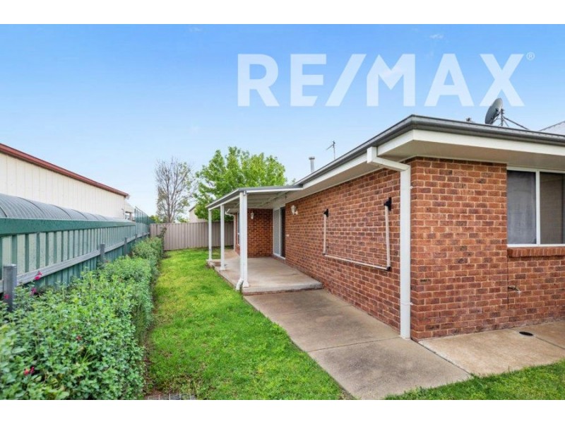 2/8 Osterley Street, Bourkelands NSW 2650