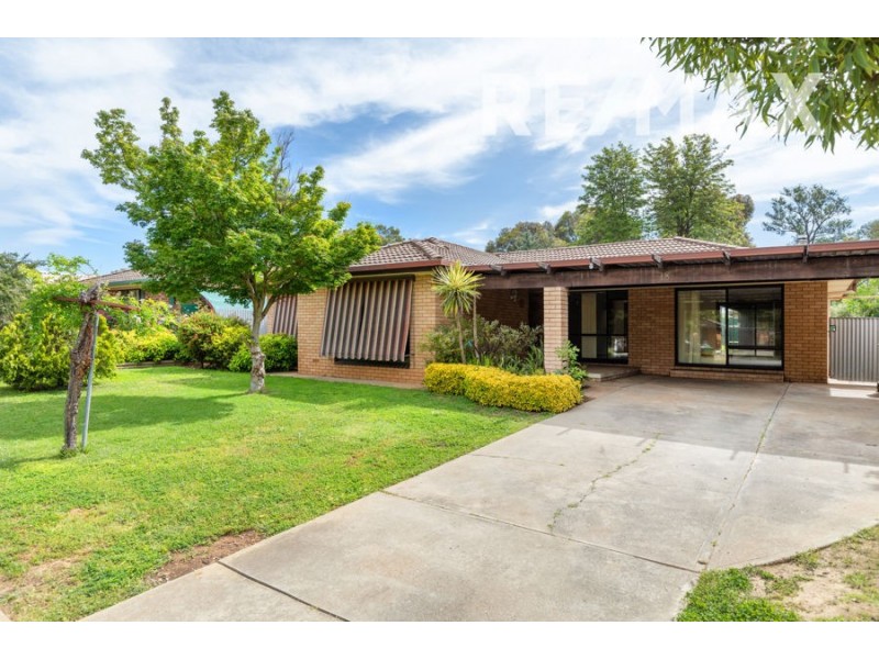 18 Pinaroo Drive, Glenfield Park NSW 2650