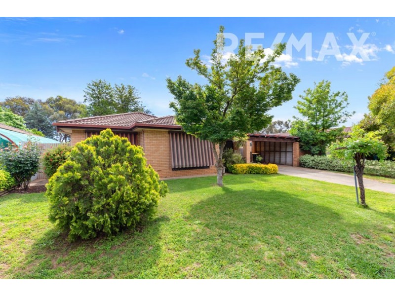 18 Pinaroo Drive, Glenfield Park NSW 2650
