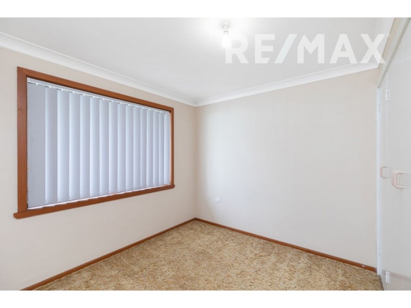 18 Pinaroo Drive, Glenfield Park NSW 2650