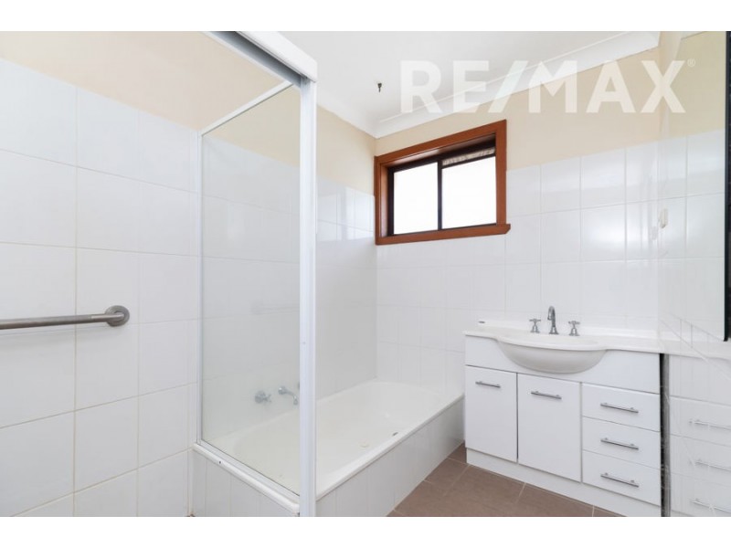 18 Pinaroo Drive, Glenfield Park NSW 2650