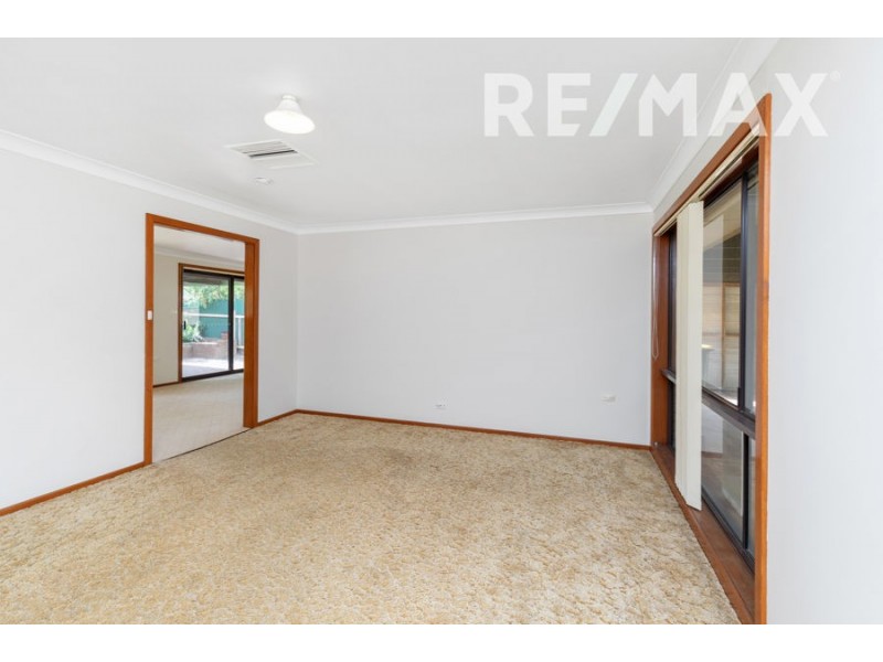 18 Pinaroo Drive, Glenfield Park NSW 2650