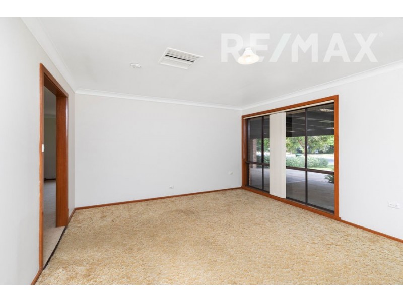 18 Pinaroo Drive, Glenfield Park NSW 2650
