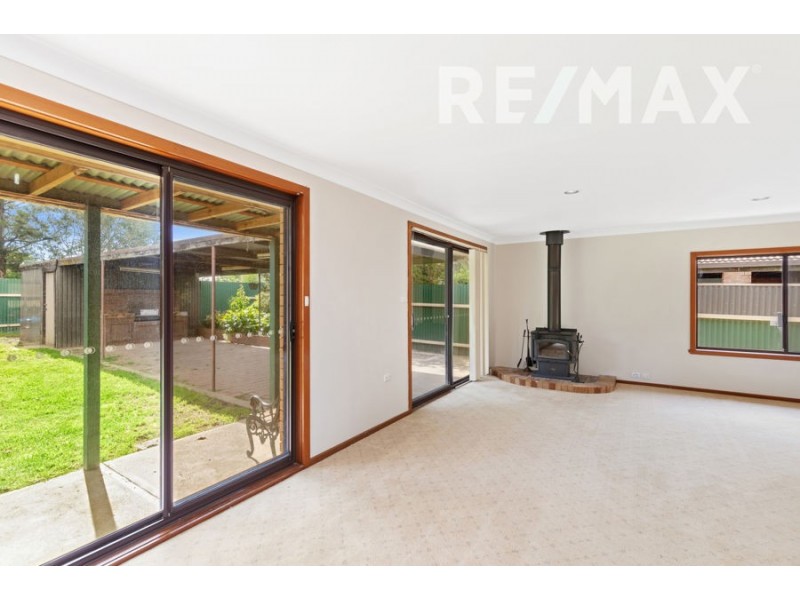 18 Pinaroo Drive, Glenfield Park NSW 2650