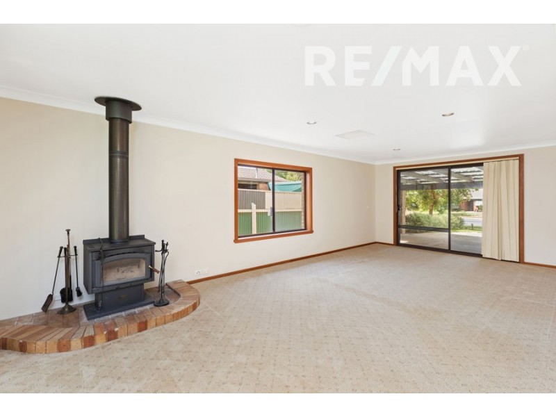 18 Pinaroo Drive, Glenfield Park NSW 2650