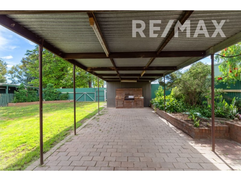 18 Pinaroo Drive, Glenfield Park NSW 2650