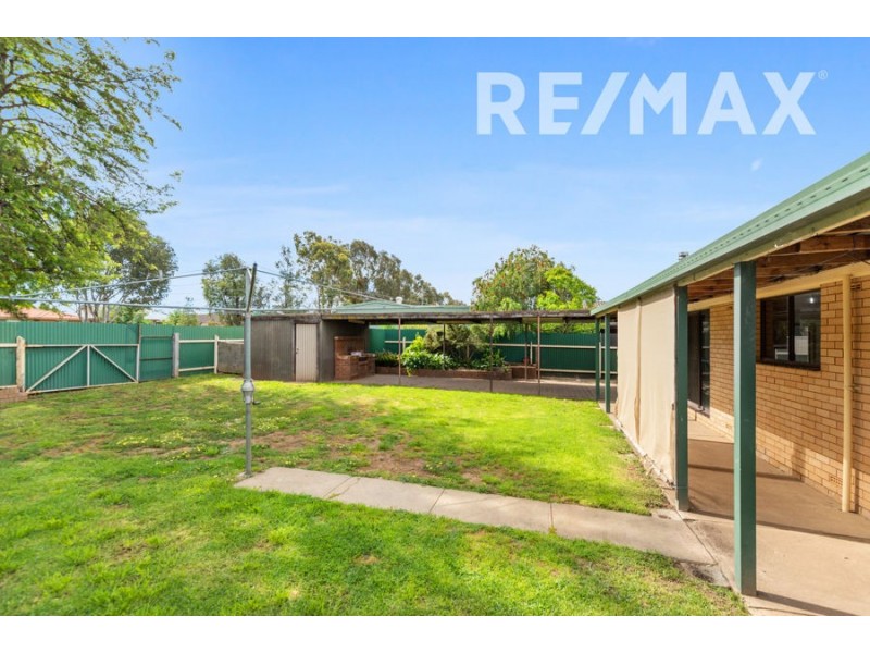 18 Pinaroo Drive, Glenfield Park NSW 2650