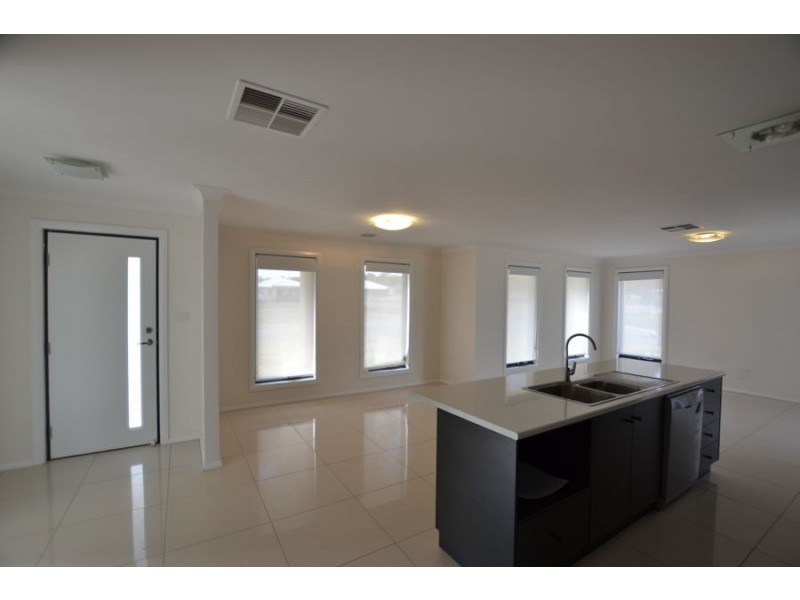 14 St Pauls Place, Estella NSW 2650