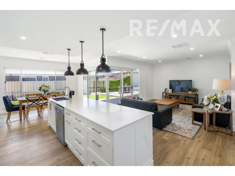 39 Sturrock Drive, Boorooma NSW 2650