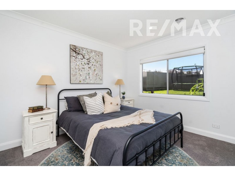 39 Sturrock Drive, Boorooma NSW 2650