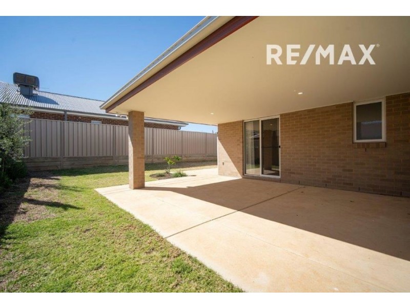 14 Flack Crescent, Boorooma NSW 2650