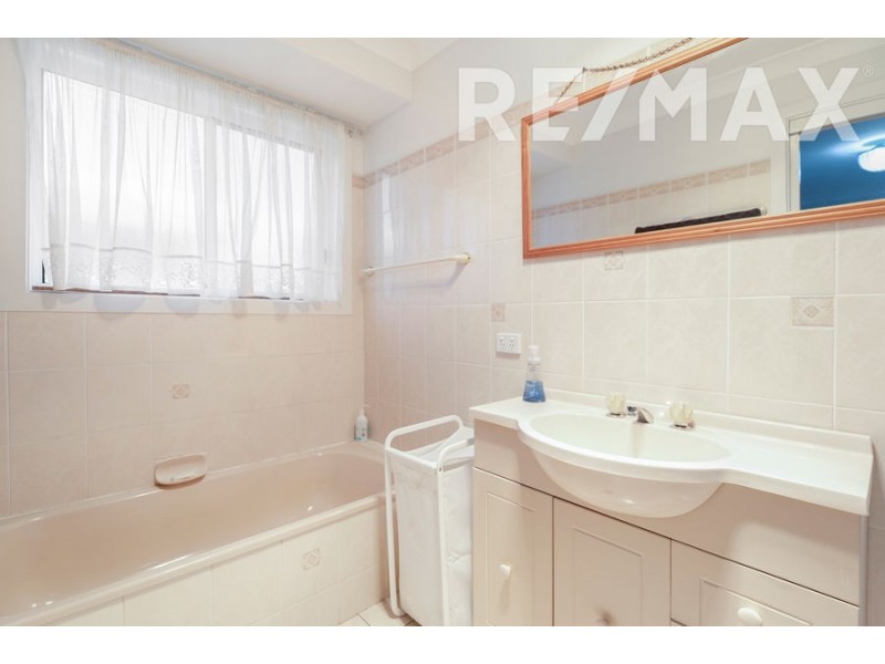 4 Kimba Drive, Glenfield Park NSW 2650