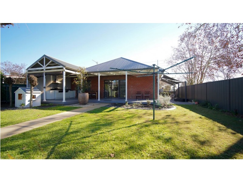 2 Rhoda Avenue, Wagga Wagga NSW 2650