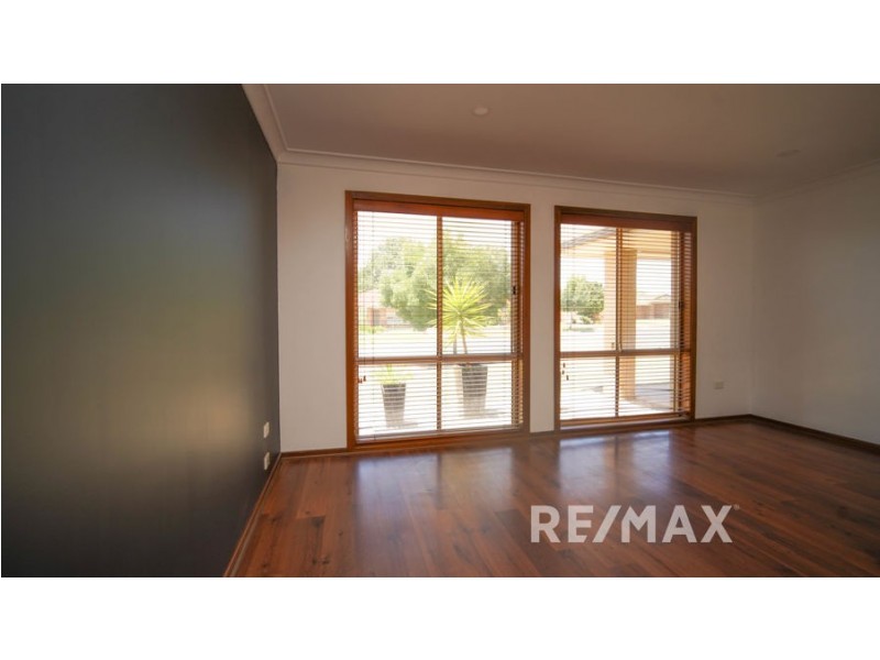 77 Dalman Parkway, Glenfield Park NSW 2650