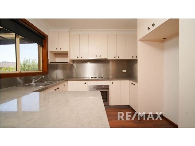 77 Dalman Parkway, Glenfield Park NSW 2650