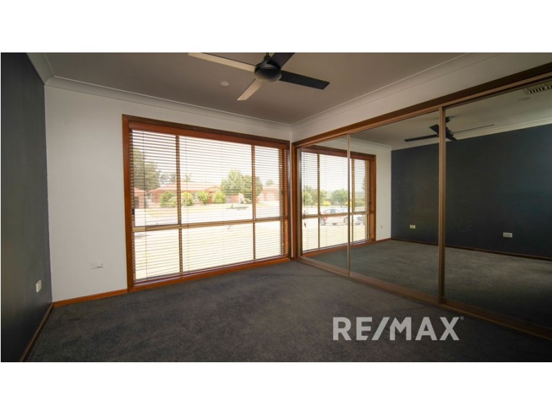 77 Dalman Parkway, Glenfield Park NSW 2650
