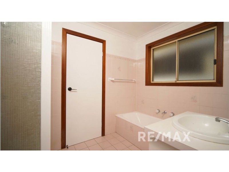 77 Dalman Parkway, Glenfield Park NSW 2650