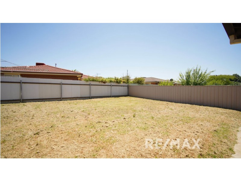 77 Dalman Parkway, Glenfield Park NSW 2650