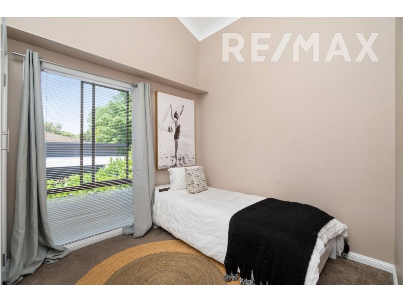 13 Churchill Avenue, Kooringal NSW 2650