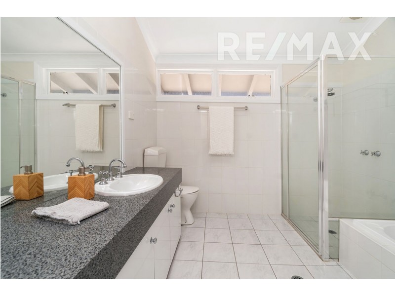 13 Churchill Avenue, Kooringal NSW 2650