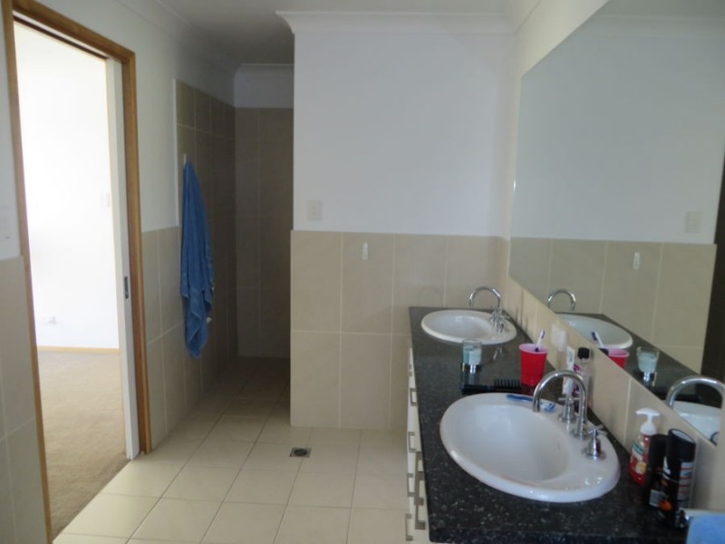 4 Pinnacle Place, Estella NSW 2650