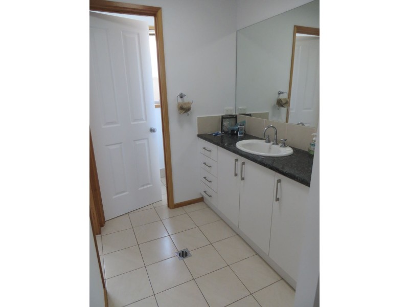 4 Pinnacle Place, Estella NSW 2650