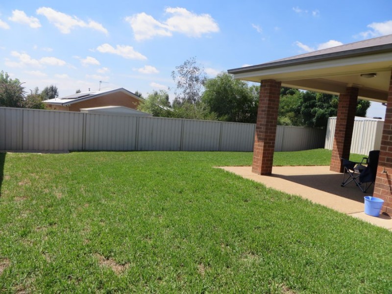 4 Pinnacle Place, Estella NSW 2650