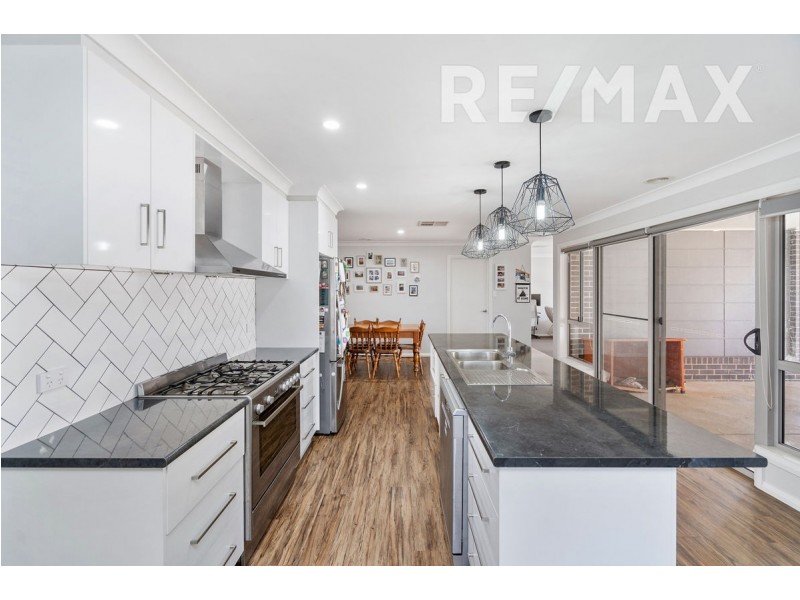 9 Morris Crescent, Gobbagombalin NSW 2650