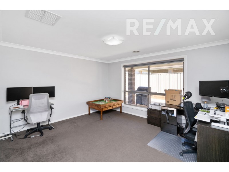 9 Morris Crescent, Gobbagombalin NSW 2650