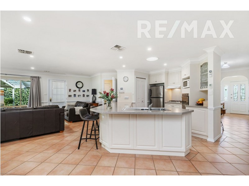 11 Kimba Drive, Glenfield Park NSW 2650