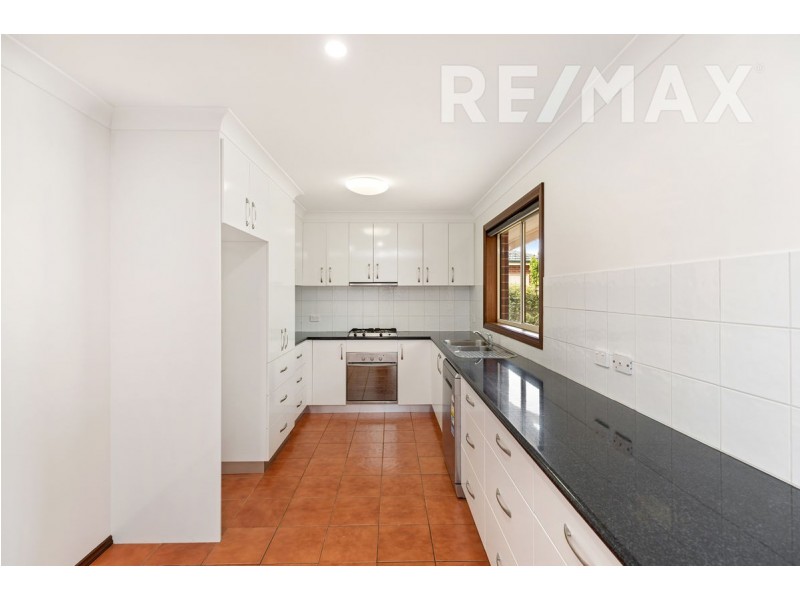 2/2 Lachlan Place, Tatton NSW 2650