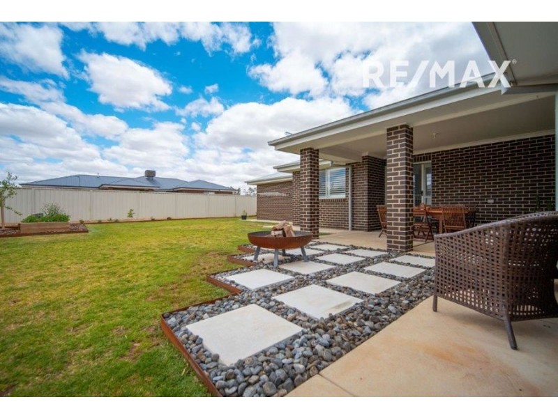 9 Gallop Avenue, Turvey Park NSW 2650