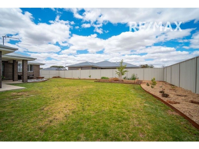 9 Gallop Avenue, Turvey Park NSW 2650