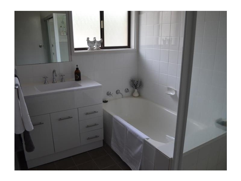 32 Pinaroo Drive, Glenfield Park NSW 2650