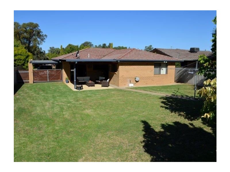 32 Pinaroo Drive, Glenfield Park NSW 2650