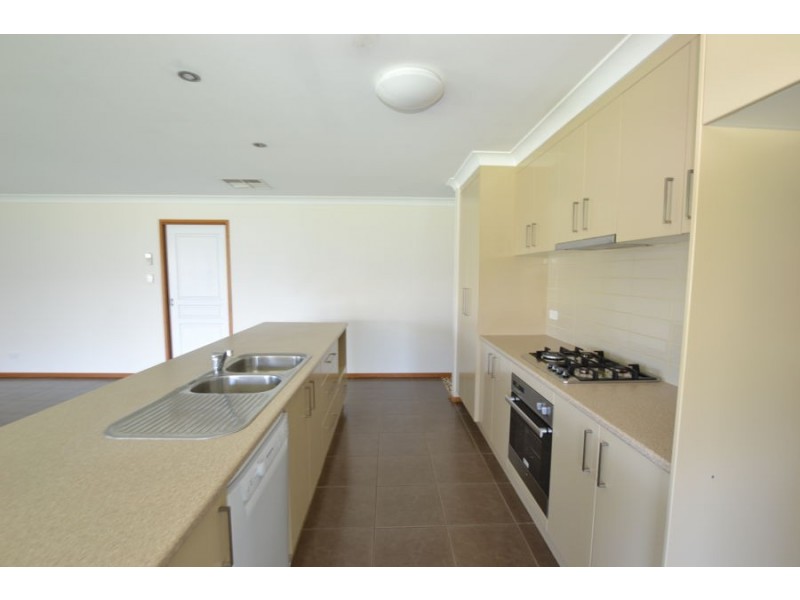 10 Pinnacle Place, Estella NSW 2650