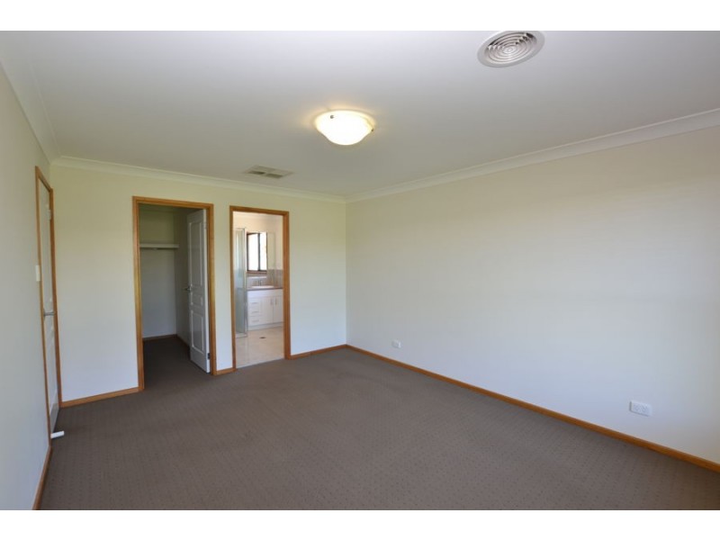 10 Pinnacle Place, Estella NSW 2650