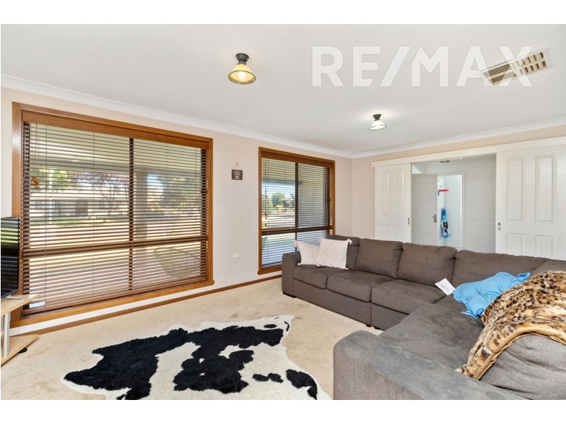 76 Huthwaite Street, Mount Austin NSW 2650