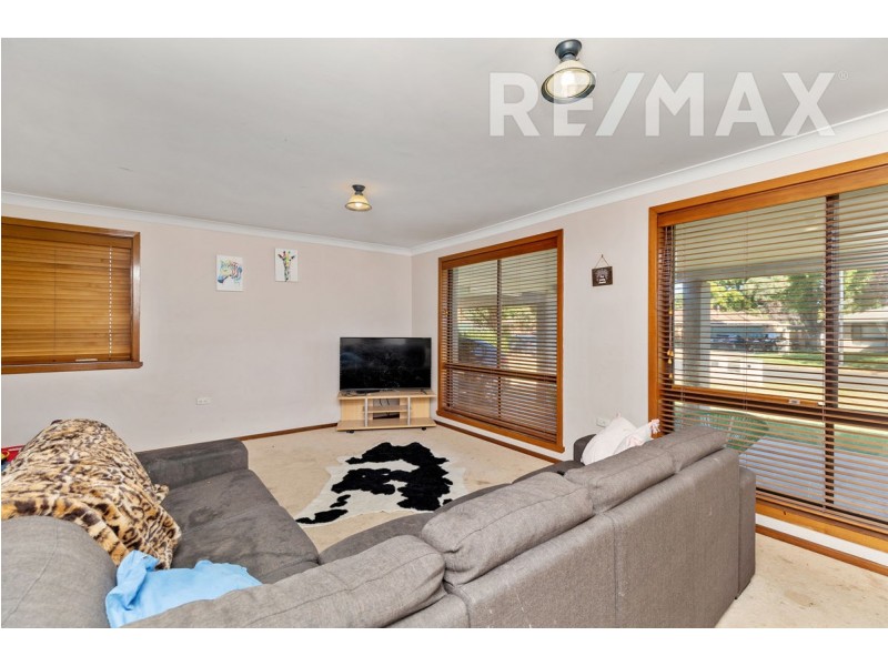 76 Huthwaite Street, Mount Austin NSW 2650