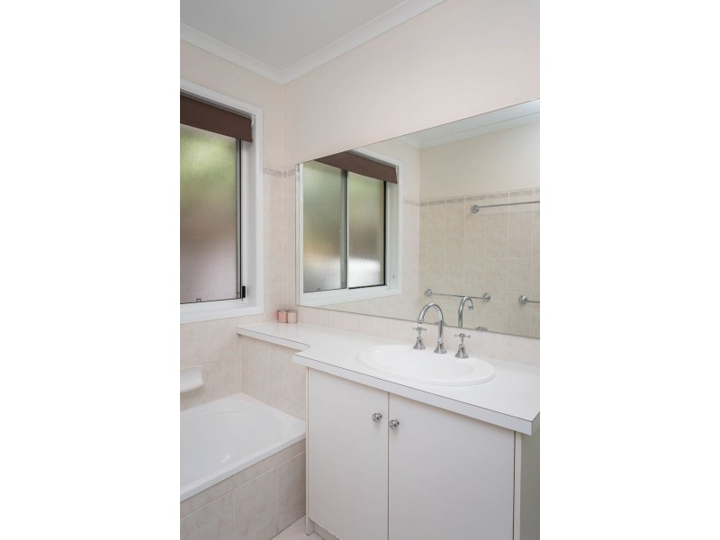 64 Simkin Crescent, Kooringal NSW 2650