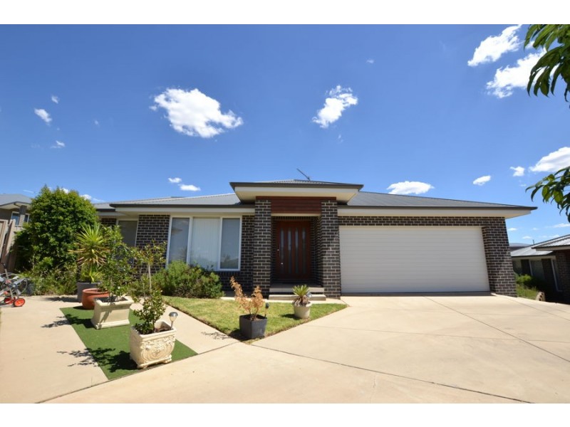 3/15 Murndal Place, Bourkelands NSW 2650