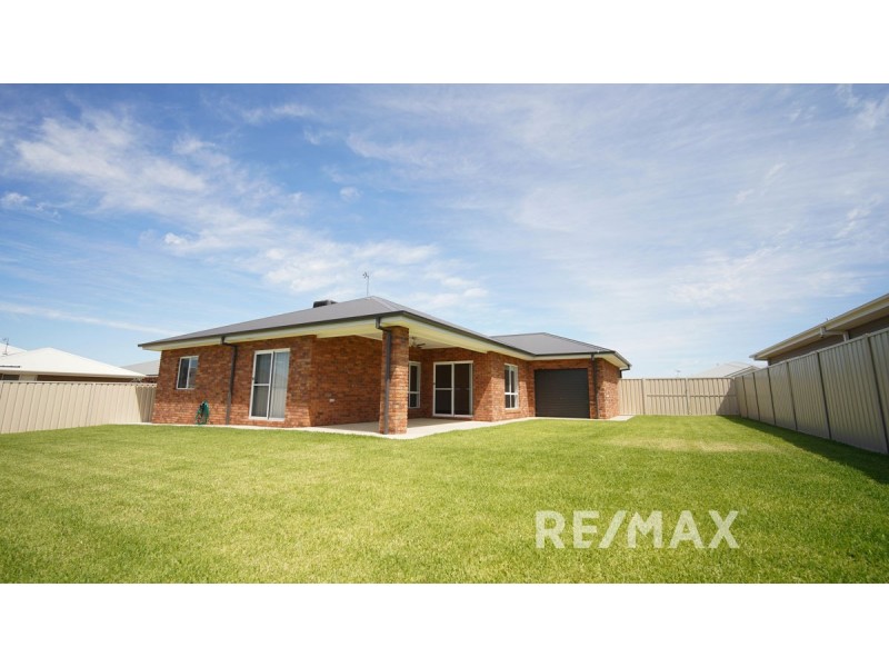 11 Wallaby Street, Gobbagombalin NSW 2650